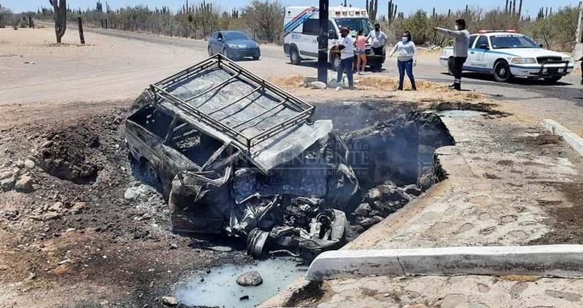 Muere conductor al volcar e incendiarse su vehículo