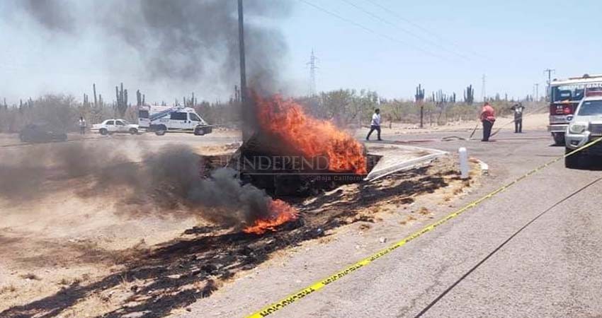 Muere conductor al volcar e incendiarse su vehículo