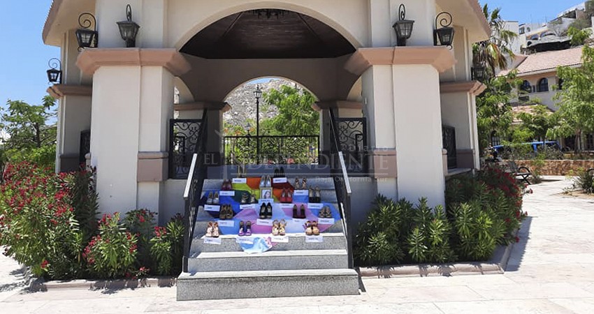 Se manifiestan y colocan ofrenda en memoria de víctimas de transfobia 