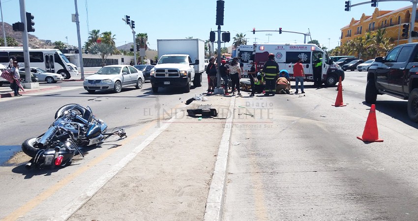 Grave motociclista embestido por camión urbano que se pasó un alto en CSL 