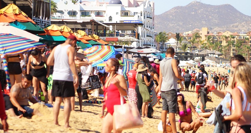 Los cabeños no entienden: policía obliga a cumplir los aforos permitidos en playas 