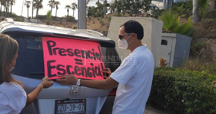 Con caravana, colegios exigen regresar a clases presenciales  