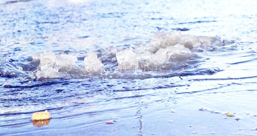 Alcantarillado de La Paz revienta y aguas negras fluyen a la zona turística