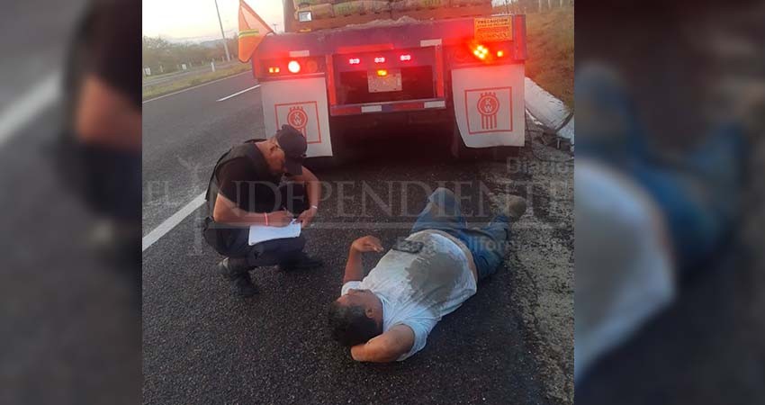 Chofer sufre fractura de cadera al caer de la caja de su tráiler 