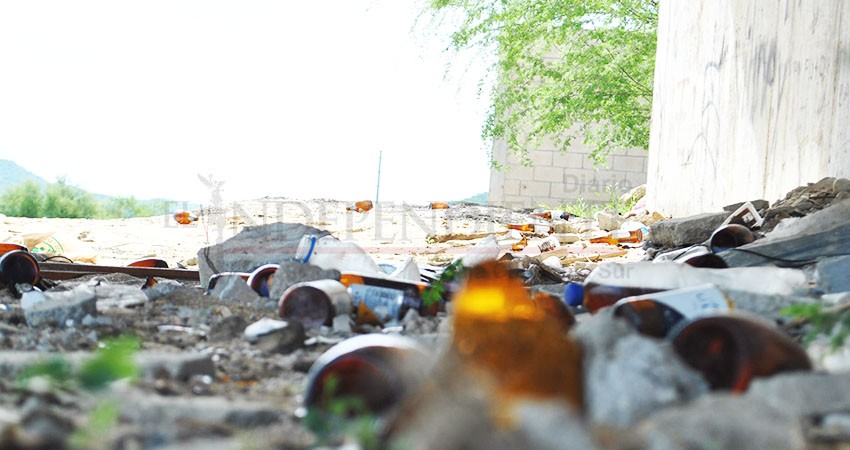 Borrachos y basura: escena que se repite bajo el puente de Santa Anita  