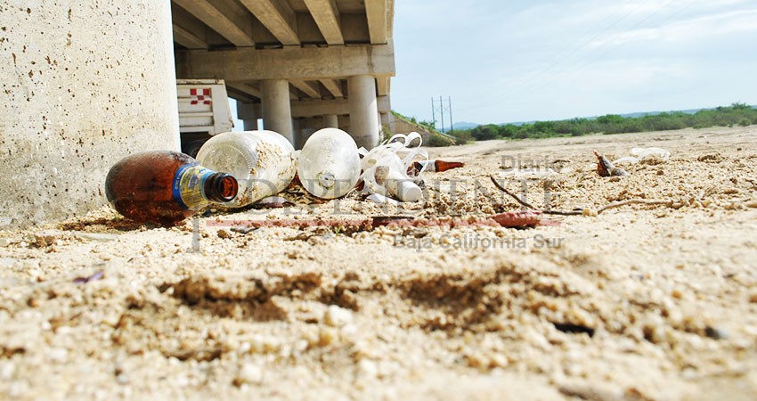Borrachos y basura: escena que se repite bajo el puente de Santa Anita  