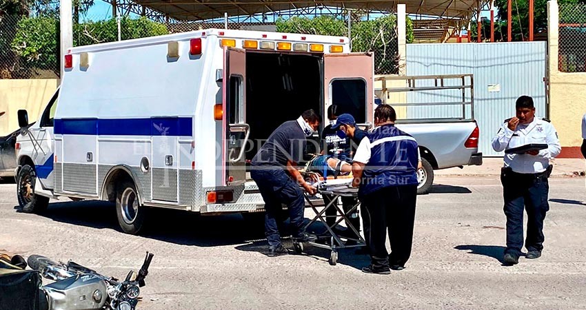 Dos lesionados en fuerte choque entre automóvil y motocicleta