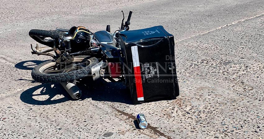 Dos lesionados en fuerte choque entre automóvil y motocicleta