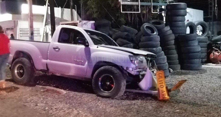 Huía de un choque, en la persecución golpeó dos autos más, afectando a una familia