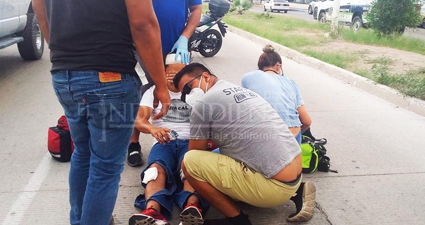 Por descuidado motociclista choca por alcance contra automóvil     