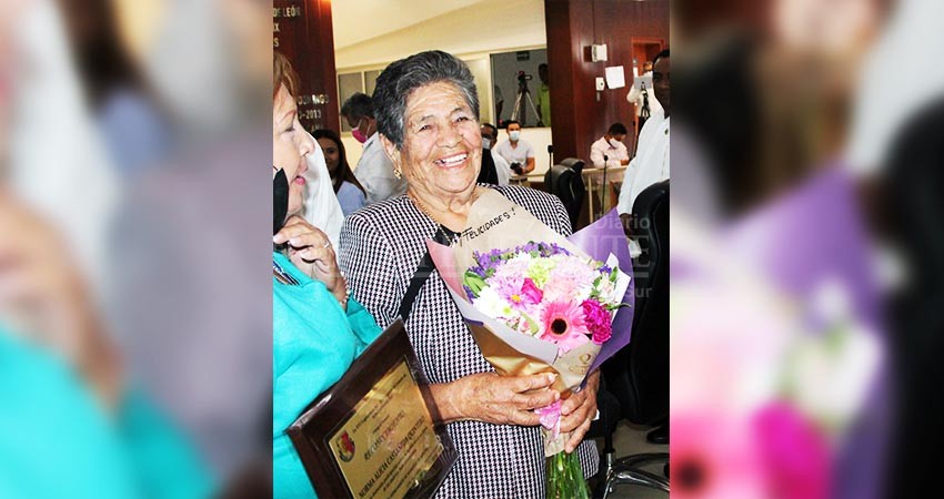 Ganadora de medalla Dionisia Villarino pide apoyo para mujeres del campo
