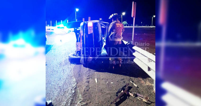 Rescata Bomberos hombre atrapado en su carro tras chocar y volcar en La Paz