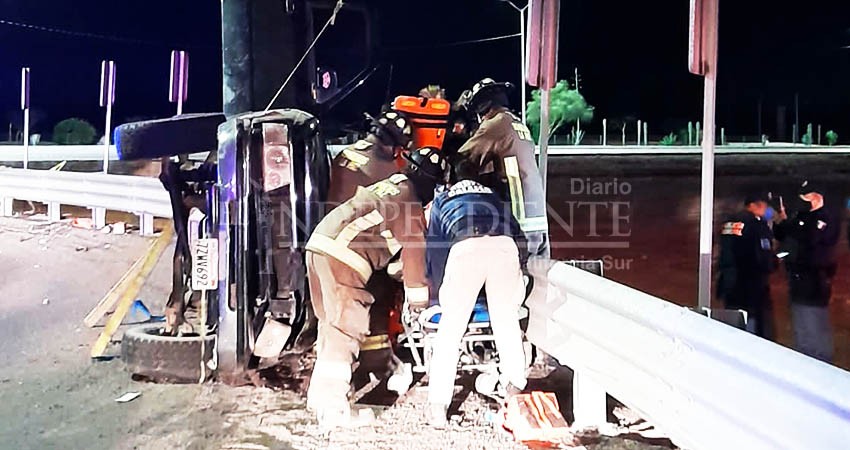 Rescata Bomberos hombre atrapado en su carro tras chocar y volcar en La Paz