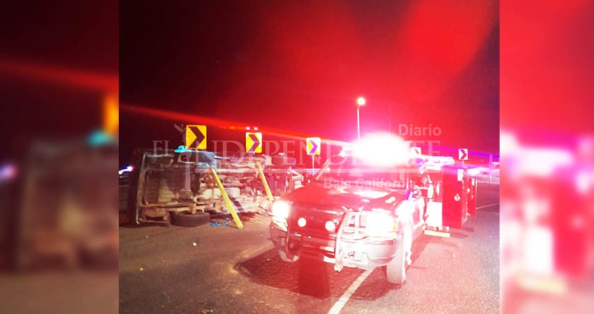 Rescata Bomberos hombre atrapado en su carro tras chocar y volcar en La Paz