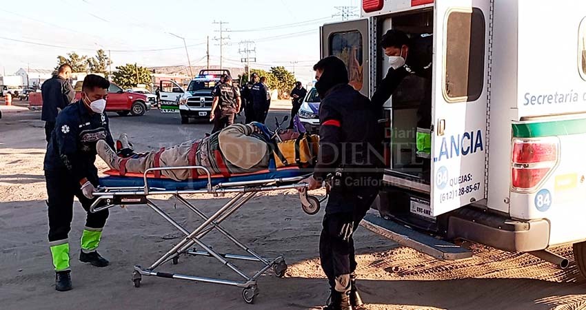 Patrulla municipal choca contra motocicleta;  tripulante lesionado grave al hospital 