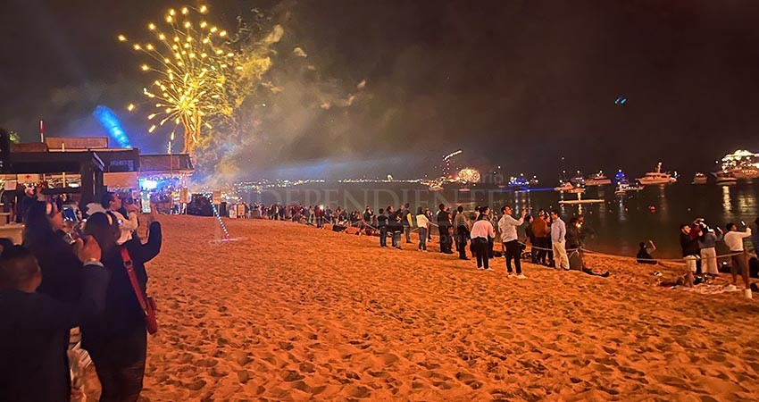 Con un show de drones y fuegos artificiales en El Médano Los Cabos recibió el 2022 