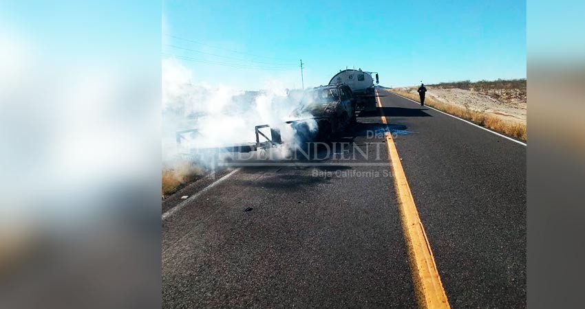 Choque e incendio de vehículos en carretera al norte de La Paz 