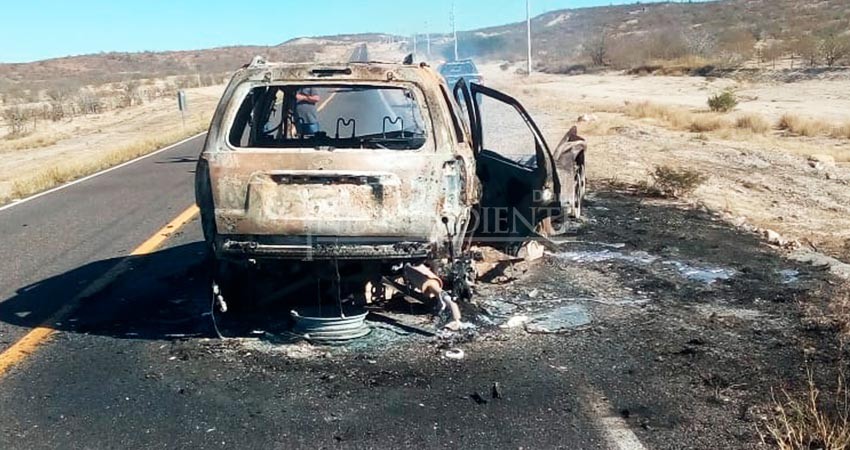 Choque e incendio de vehículos en carretera al norte de La Paz 