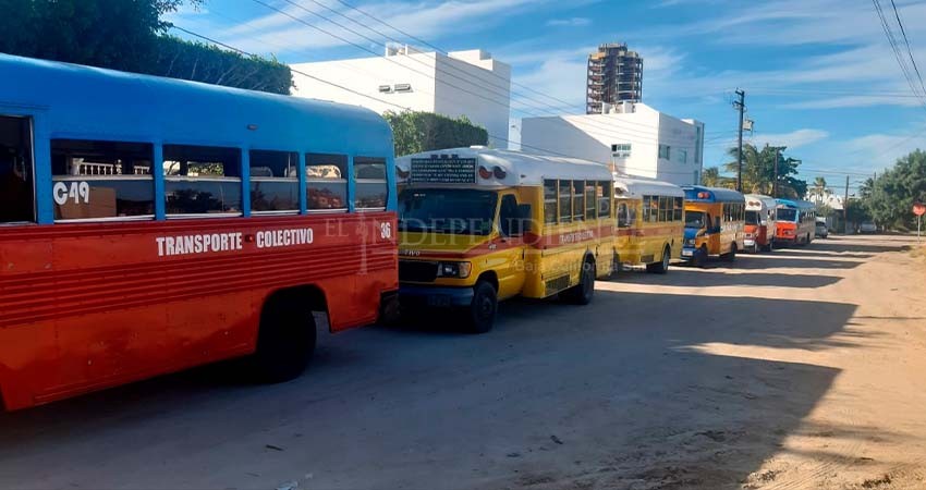 Sanitizan unidades de transporte público para seguridad de los usuarios 