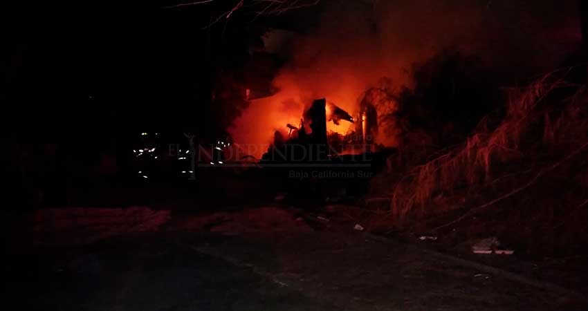 Fuego consume cabina de tráiler; era refugio de indigentes  