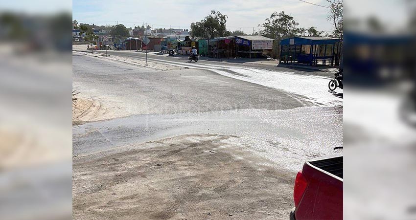 Denuncia vecinos en Cabo San Lucas derrama de agua potable 