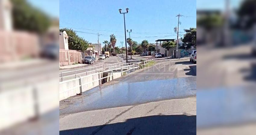 Denuncia vecinos en Cabo San Lucas derrama de agua potable 