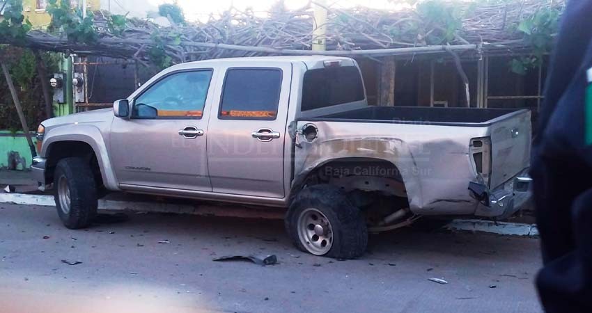 En estado de ebriedad, un elemento de la SEMAR chocó y volcó su carro