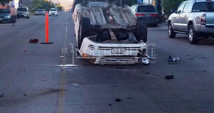 En estado de ebriedad, un elemento de la SEMAR chocó y volcó su carro