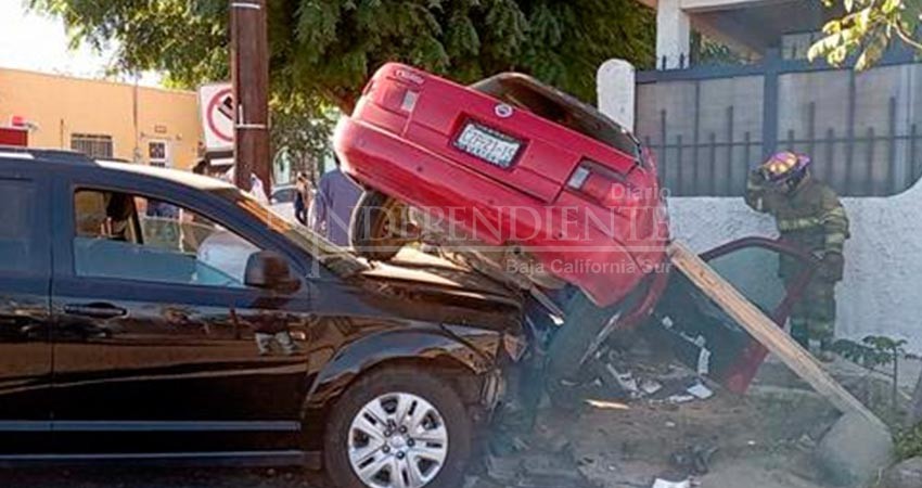 Aparatoso choque por no respetar el alto y conducir con exceso de velocidad