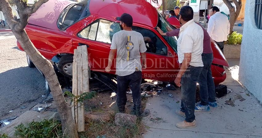 Aparatoso choque por no respetar el alto y conducir con exceso de velocidad