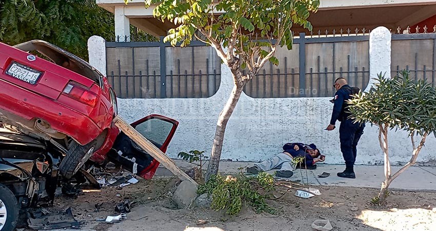 Aparatoso choque por no respetar el alto y conducir con exceso de velocidad