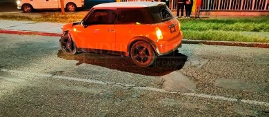 Tres lesionados en aparatoso choque y volcadura de vehículo 