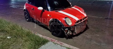 Tres lesionados en aparatoso choque y volcadura de vehículo 