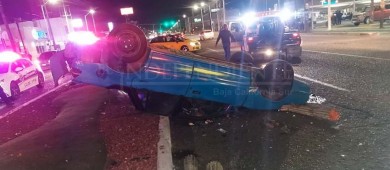 Tres lesionados en aparatoso choque y volcadura de vehículo 