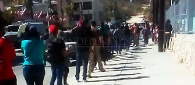 Denuncian ciudadanos filas de 3 horas para poder vacunarse en CSL