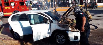 Incendio de pastizal alcanza y consume poste de CFE