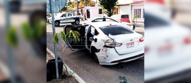 Incendio de pastizal alcanza y consume poste de CFE