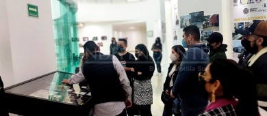 Estudiantes de la UABCS visitan exposición “26 años del IERT”