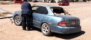 Adolescentes acelerados vuelcan al derrapar en carro que “robaron” 