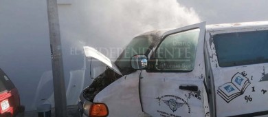 Arden unidad de transporte urbano y  vehículo particular en calles de La Paz