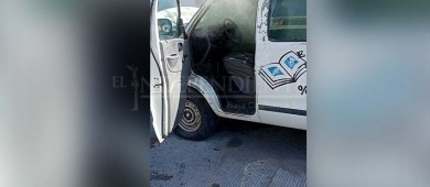 Arden unidad de transporte urbano y  vehículo particular en calles de La Paz