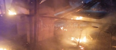 Rescatan Bomberos a un adulto y dos menores de incendio en Camino Real