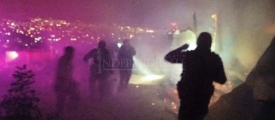 Rescatan Bomberos a un adulto y dos menores de incendio en Camino Real