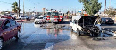 Se incendia carro tras salir del taller