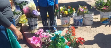Negocio redondo; vende flores en el panteón, luego se las roba para revenderlas