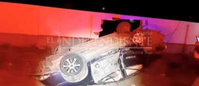 Tres lesionados en aparatoso choque y volcadura en Comondú