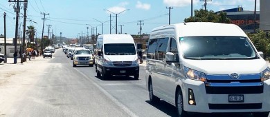 Protestan transportistas del sector turístico de Los Cabos; Ayto advierte que están en la ilegalidad
