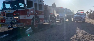 Incendio reduce a “cenizas” carro que remolcaba a otro