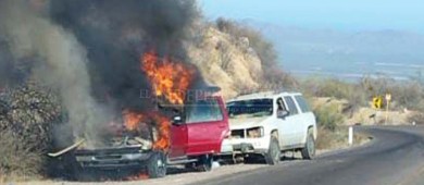 Incendio reduce a “cenizas” carro que remolcaba a otro