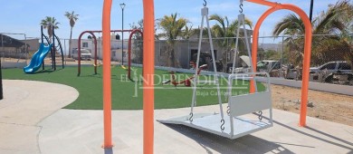 Entrega Oscar Leggs Castro obras de rehabilitación del parque ''8 de Octubre"